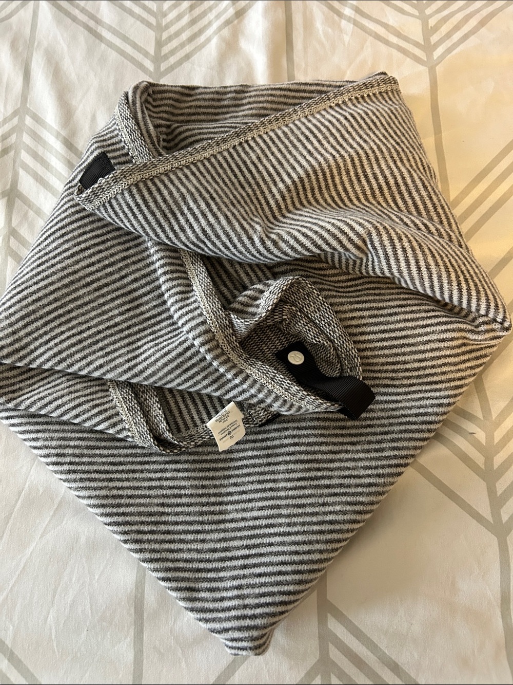 Lululemon Striped Gray & White Women's yogi scarf reversible.